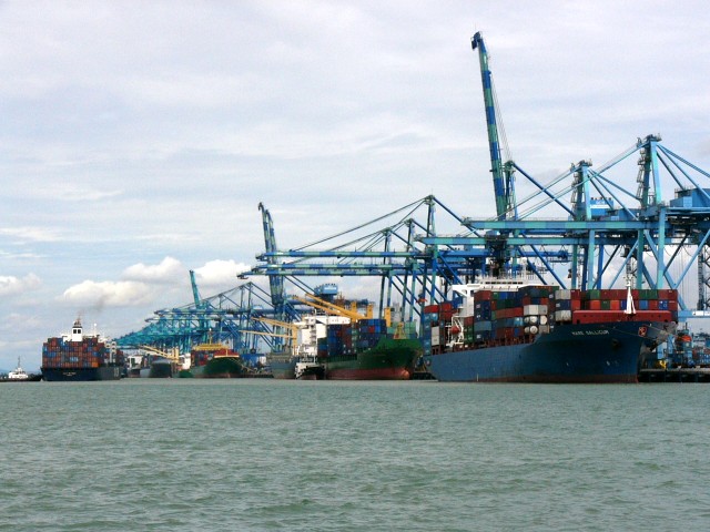 Port Klang container ship docks